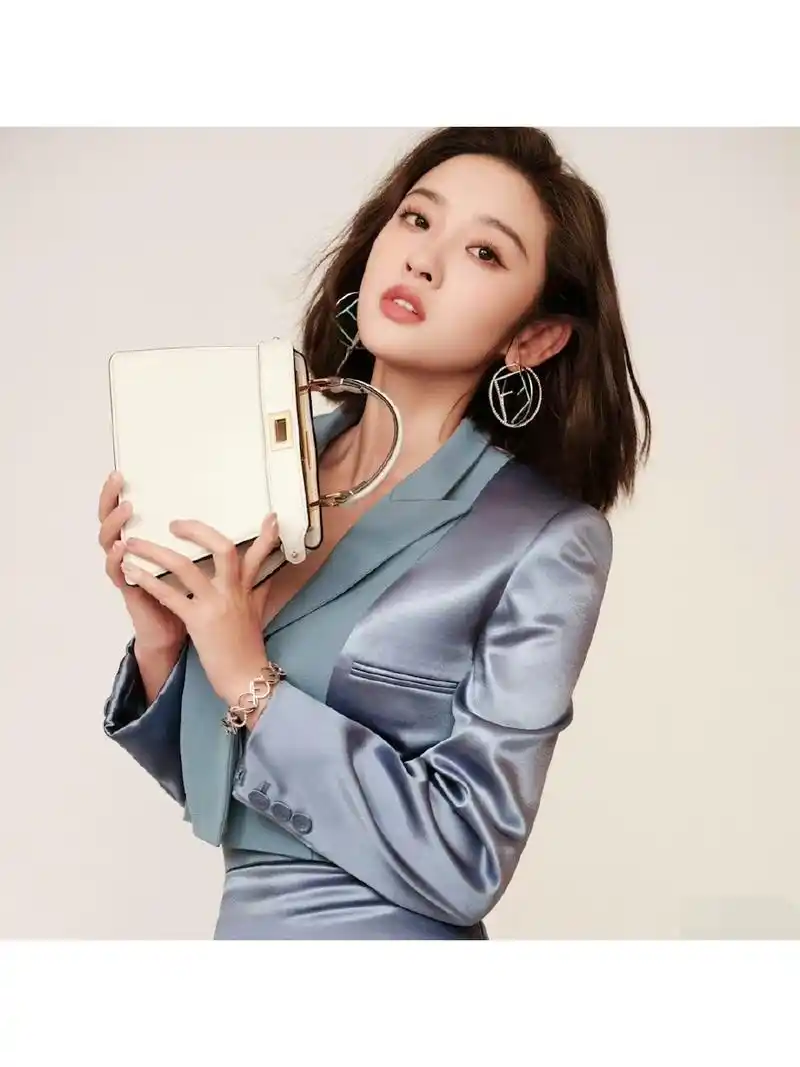 唐艺昕[心]短发搭洋气职业套装连衣裙,时尚有气质   精致干练  散发着