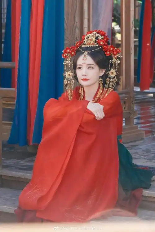 李一桐凤冠霞帔大婚造型