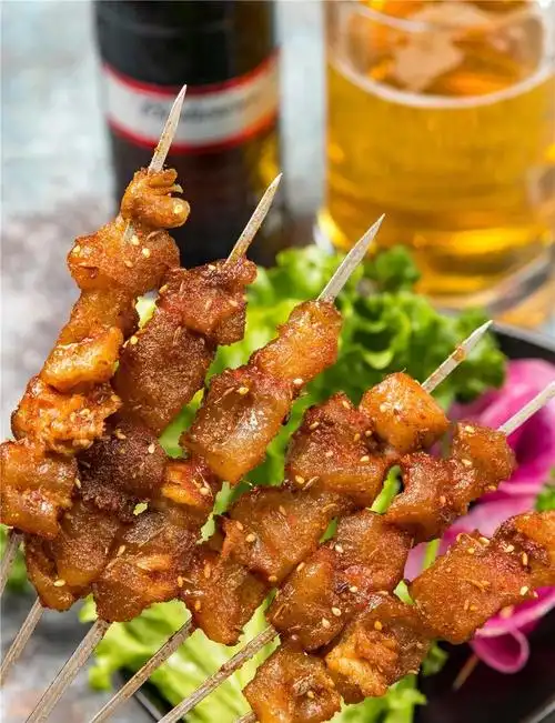 肉星人的最爱 牛羊肉都是肥瘦相间 大油边 大油边是嘎嘣脆的代表 熟筋