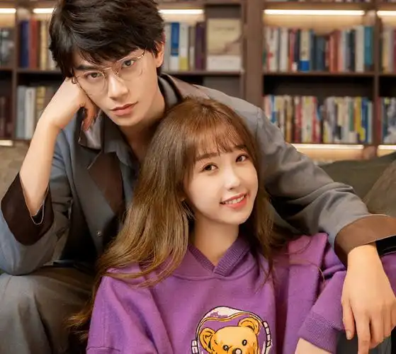 虞书欣《月光变奏曲》剧照,男主造型太绅士,光看合照我被甜化了