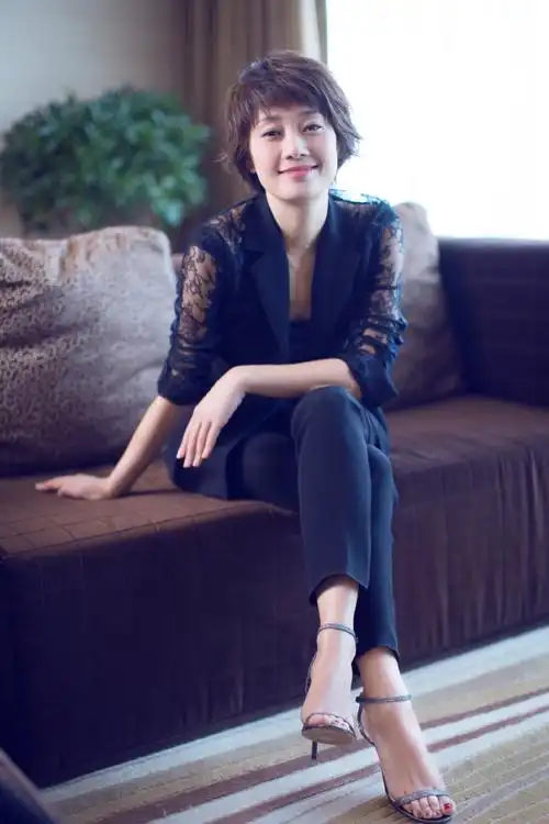 发型得根据脸型来决定,马伊琍剪掉黑长直,显年轻还更显气质
