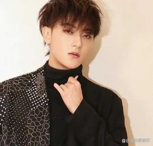 黄爸爸军人背景出身,后创业,家境殷实,给黄子韬打下了厚实的物质基础