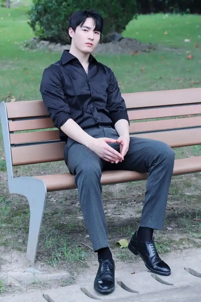 衬衫控,黑衬衫真的也很可以.平时的正装搭配 基本都是白色和蓝 - 抖音