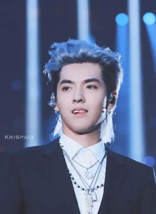 吴亦凡因为高颜值和优越的身材,被粉丝称为"天神".