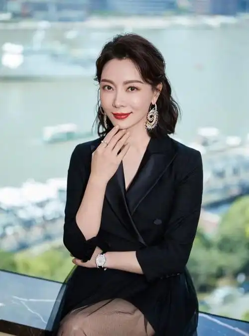 50几岁的女人别再留黑长直试试这5种发型大妈变贵妇