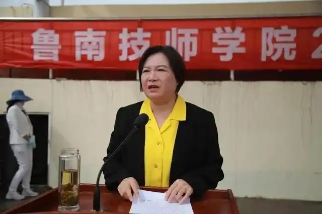 9月24日上午,鲁南技师学院举行2022年秋季开学典礼,学院领导相启荣