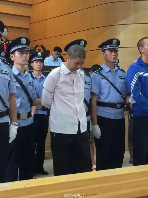 嫌疑人进行了"打击毒品犯罪公判大会",其中一名犯罪嫌疑人被判死刑,多