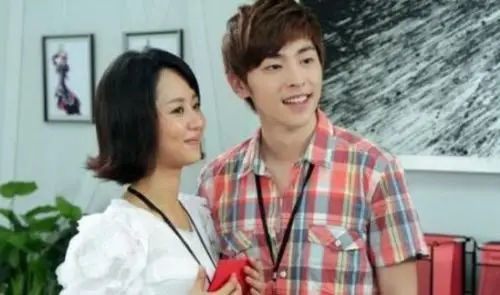 邓伦妈妈才是高颜,白皮肤括号唇丹凤眼,原来都是遗传妈妈_手机搜狐网