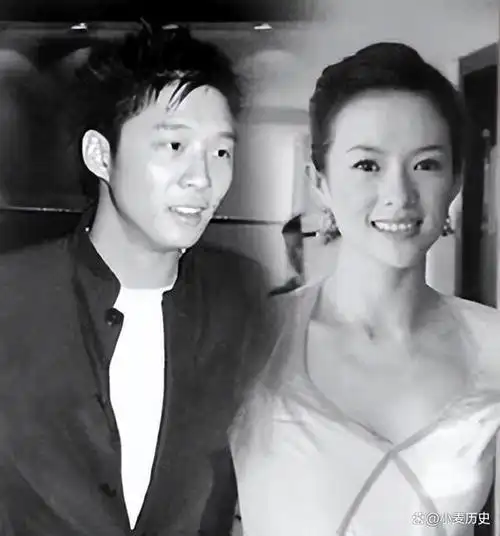 看了章子怡和霍启山2004年的一张旧照,才知她为什么不能嫁入豪门