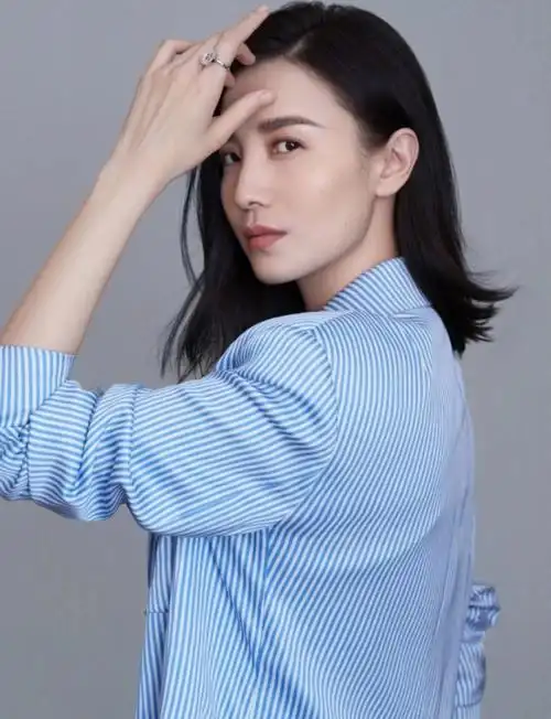 气质及身高,同时又兼具一定的骨架支撑,宋佳两者兼具