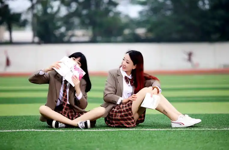 菁菁校园里,留下了我青春的回忆,洒脱的脚步,甜蜜的欢歌笑语,还有瑟瑟