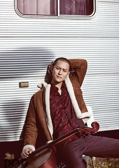 秦俊杰写真图片光头造型别样帅气66