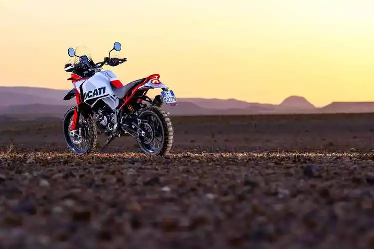 户外特写:杜卡迪 2024 desertx rally 沙漠 x 拉力版(1)_搜狐汽车