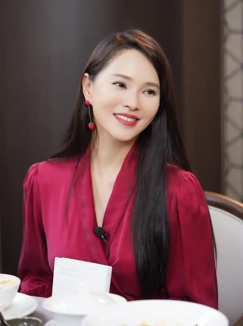 伊能静一改少女风,枣红色对开衬衣大气简约,长直发温柔清爽