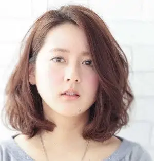 03 资讯 03 妆扮 03 发型 03 短发很霸气的一款短发烫发发型