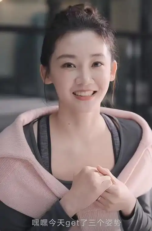 郑恺老婆挑战高难度瑜伽,轻松完成空中一字马,身材纤瘦又美又飒|苗苗