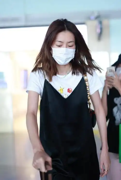 刘雯休闲装都能穿出"高级感",吊带裙叠穿示范早秋穿搭,太有型|裤装|裙