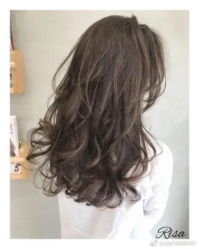 烫发怕老气今年流行微卷发时尚又减龄