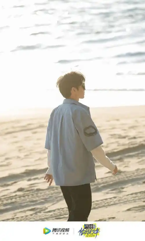 《恰好是少年》发布王俊凯预告照,自在如风的海边少年令人心动