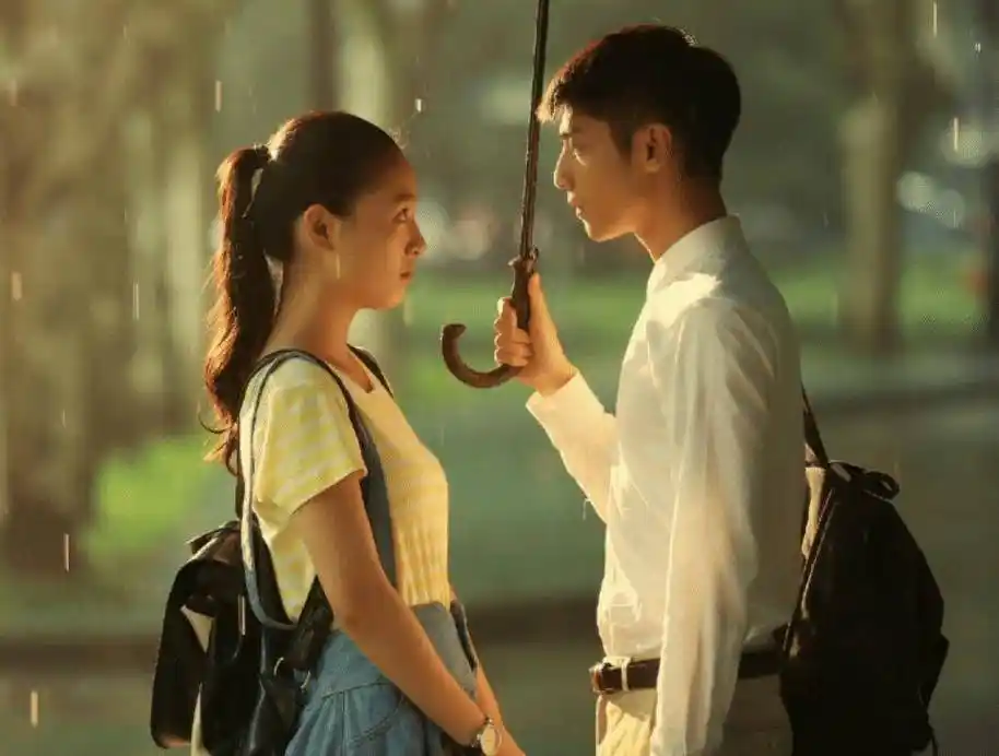 《追光者》路透流出,罗云熙吴倩牵手戏甜度爆表,这对cp有点好磕