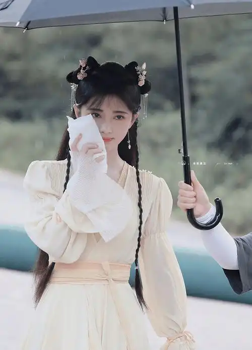 鞠婧祎新剧路透照,鹅黄色古装衣裙超仙女,自带磨皮让人羡慕_网友_效果
