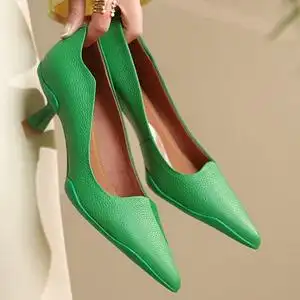 原创2022年春夏新款尖头绿色单鞋网红同款真皮细跟中跟浅口高跟鞋