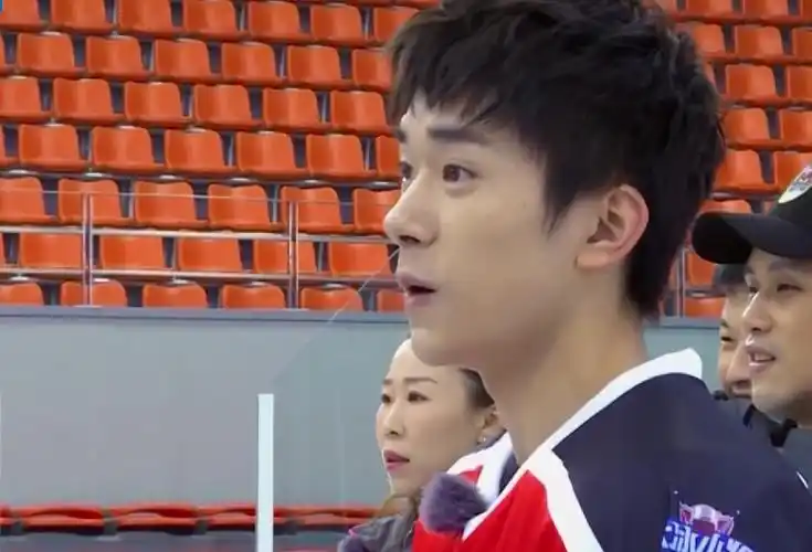 易烊千玺在冰场为李安逸大喊加油拍头盔的动作令粉丝嫉妒