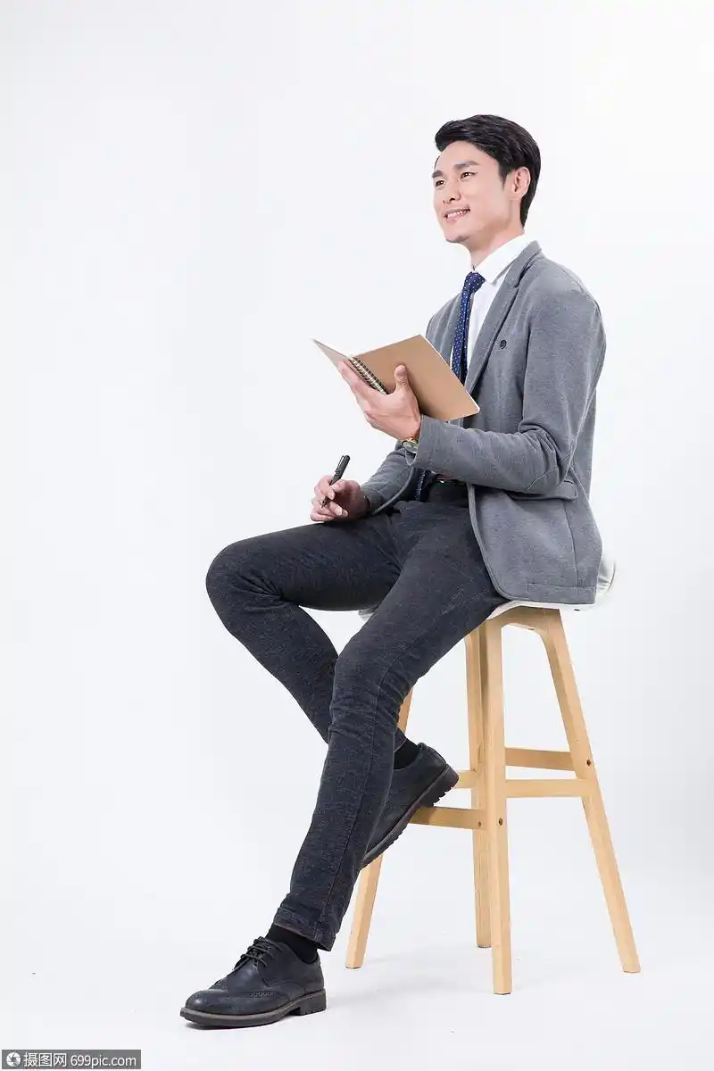 商务男士坐着用笔纸记录书写