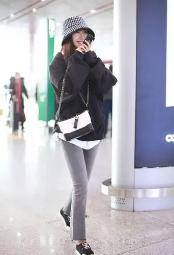 李菲儿卫衣配牛仔裤,韩范十足,网友:这就是传说中的"11号腿"?