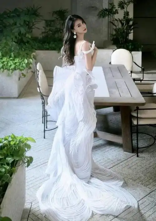 angelababy杨颖穿高定礼服亮相香港金像奖并和冯德伦一起颁奖