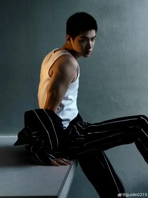 黄明昊你真的长大了!肌肉,寸头!好man!被硬控219秒#黄明昊寸头造型