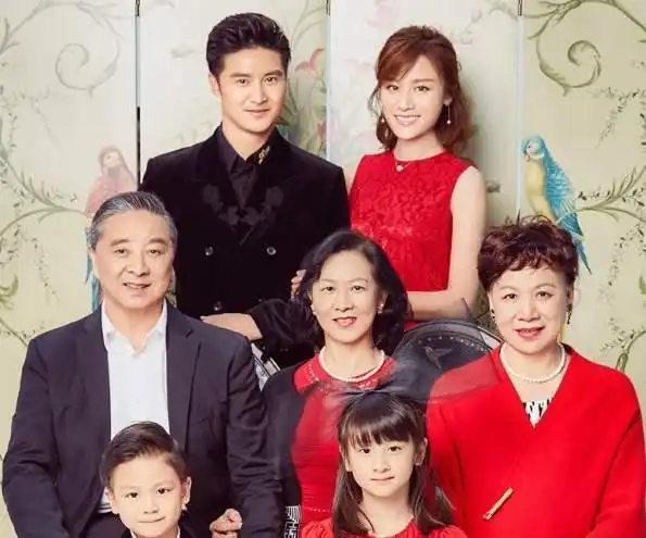 明星全家福:范冰冰妈妈颜值好高,王俊凯身后的男生有点帅