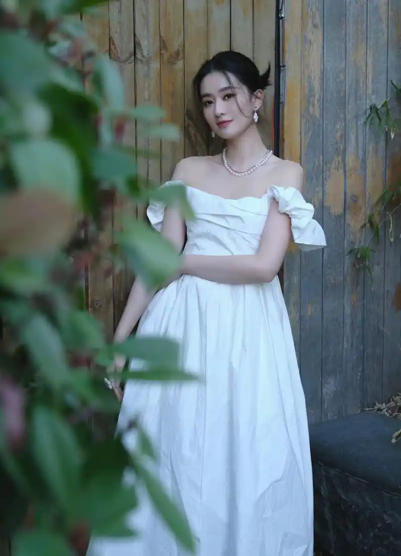 乔欣别出心裁,穿"纸巾"一字肩婚纱拍写真,唯美又优雅!