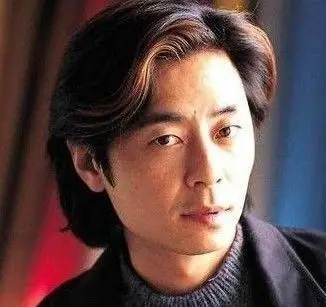 他是王杰,是当时红极一时的艺人,也是80年代,非常具有影响力的男歌手