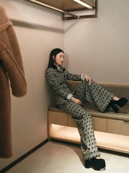 演员@王丽坤 携电视剧《经山历海》受邀出席 百年追寻……__财经头条