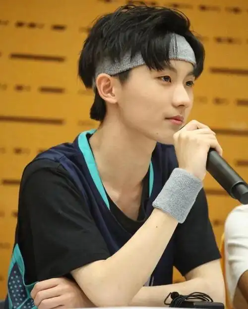 也有网友竟然找到了马嘉祺和哥哥的合照,下面我们一起来看看这位"传说