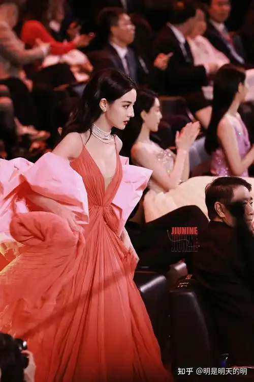 如何评价迪丽热巴在微博之夜2023红毯上的造型