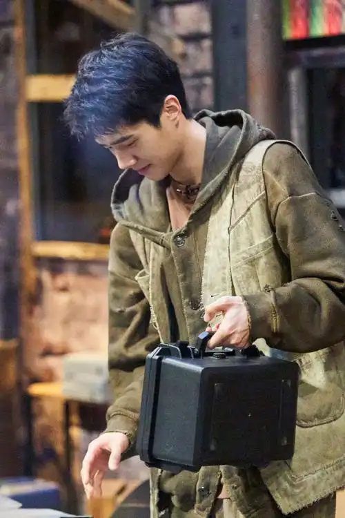 刘昊然超话拆解疑团,抽离假象,共寻暗影线索,今日12:00#大侦探#刘膜王