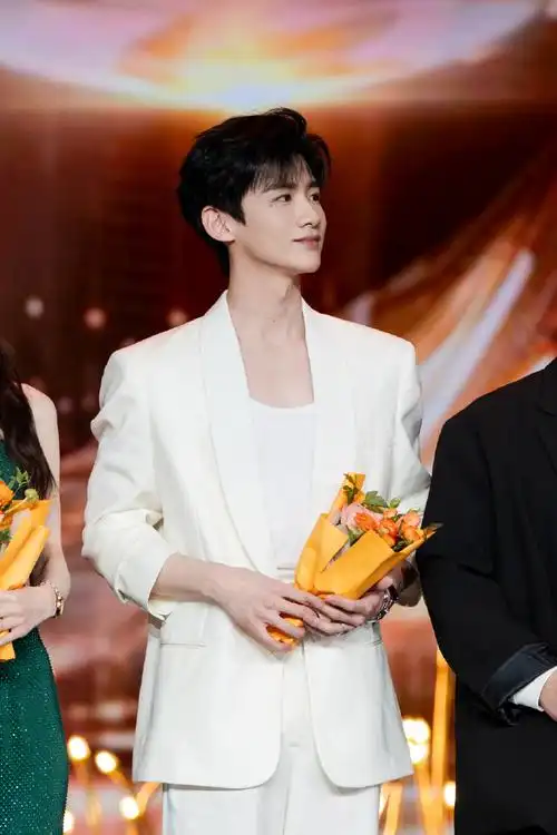 白敬亭超话#电视剧品质盛典#  96恭喜演员@白敬亭荣获『年度突破