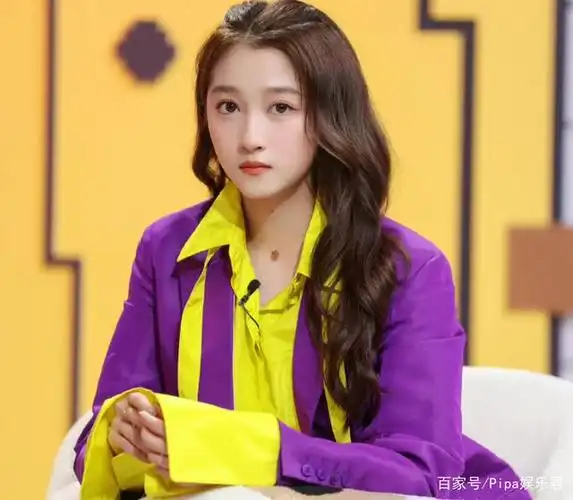 宋亚轩发文,和关晓彤的关系仅限于聊天