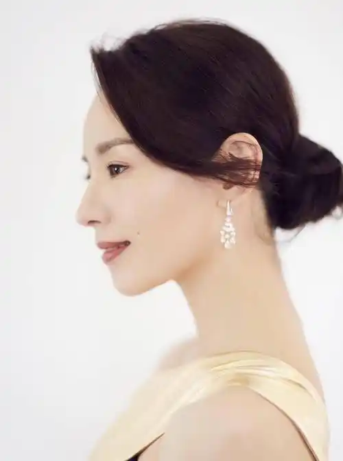 20岁扮谢霆锋新娘走红,不忠诚后诬陷前夫,40岁的董洁还能走多久