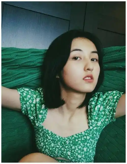 张子枫好绝一女的,大胆挑战碎花裙造型,居然不输女爱豆!