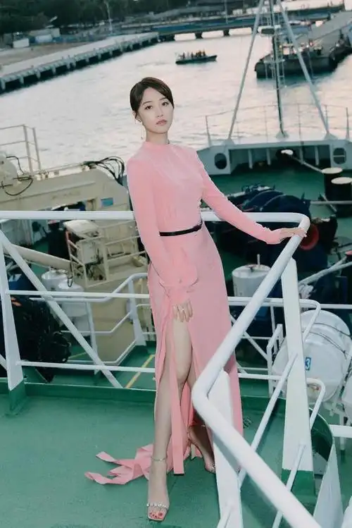 蓝盈莹气质太好穿粉色高开叉长裙美得高级没点气质都驾驭不了
