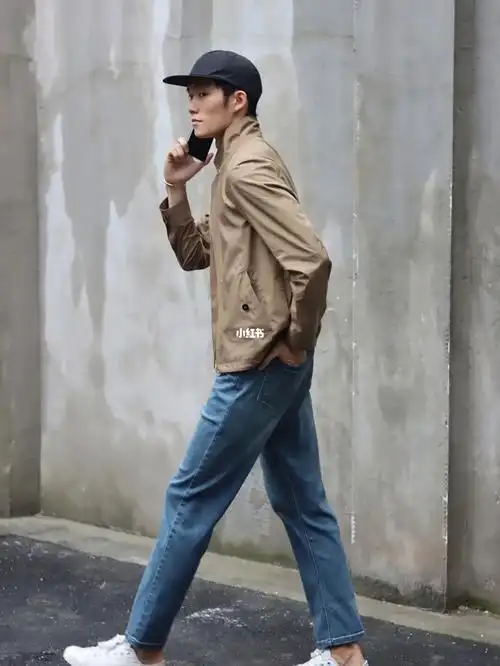 吸湿透气的惠灵顿夹克78采用纳米技术功能面料,下身搭配牛仔裤,打造