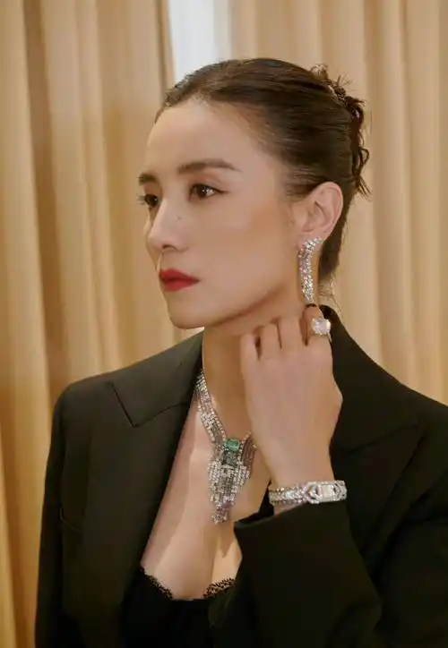 宋佳不愧是最会穿衣的女明星,穿黑色西服配时尚t恤,干练时尚_演技