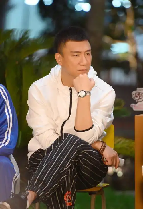 孙红雷不愧是"孙漂亮",穿白色外套时髦时尚,一点不像中年人