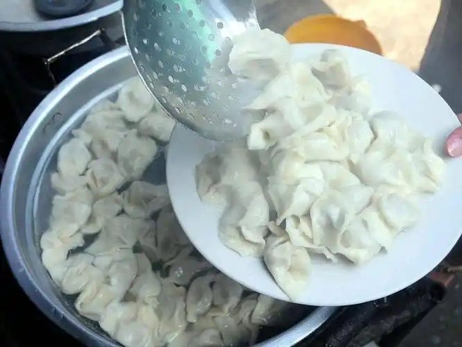 煮水饺直接煮熟捞出是大错特错少这2步饺子容易煮破还粘连