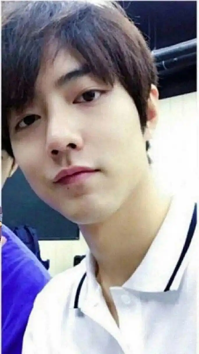 一组肖战大学时期的照片