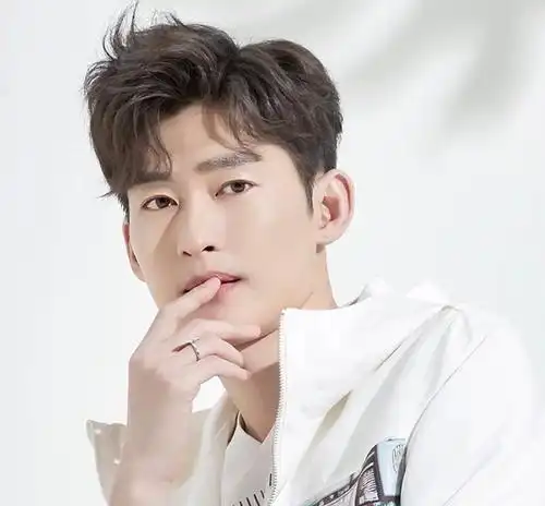 原创他分手六年被骂六年36岁的张翰至今单身不为婚姻而恋爱