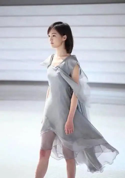 郑爽旧照曝光网友再美也回不到当初的模样了